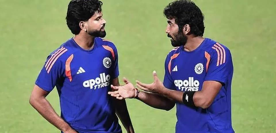 Deux joueurs discutant lors d'un entraînement de cricket