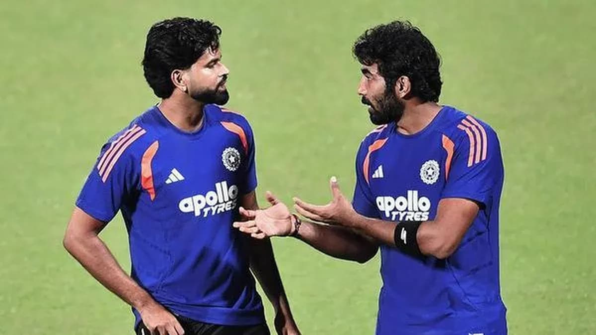 Deux joueurs discutant lors d'un entraînement de cricket