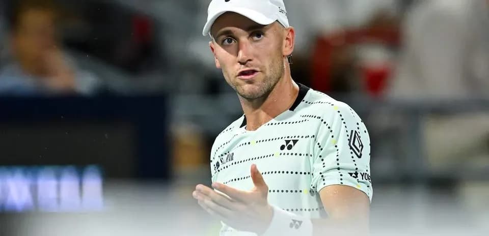 Joueur de tennis discutant pendant un match