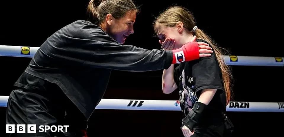 Boxeuse interagissant avec une jeune fille sur le ring