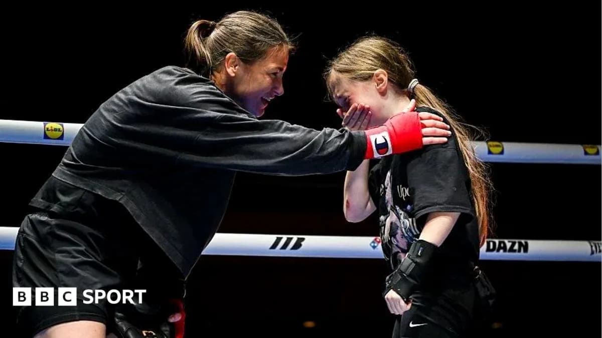 Boxeuse interagissant avec une jeune fille sur le ring Boxeuse interagissant avec une jeune fille sur le ring