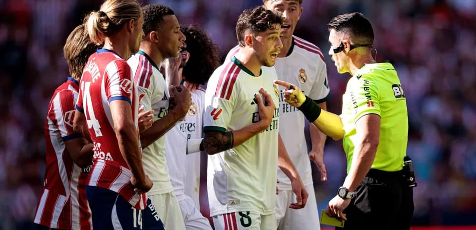 Joueurs de Madrid discutant avec l'arbitre pendant le match