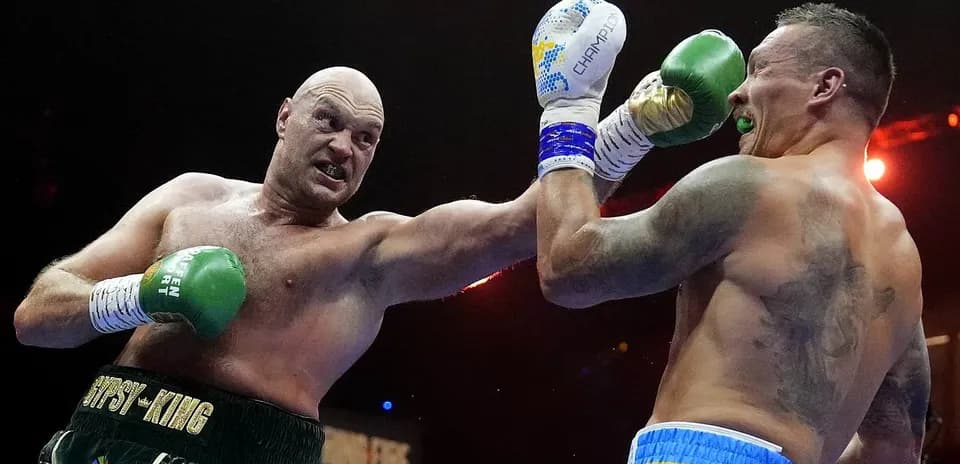 Boxeurs se battant sur le ring avec des gants