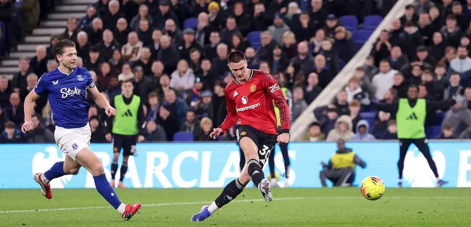 Joueur d'Everton en défense contre Manchester United