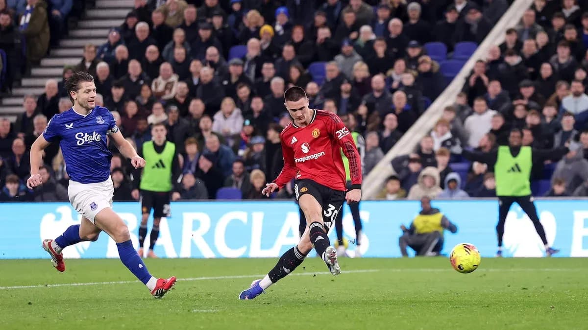 Joueur d'Everton en défense contre Manchester United