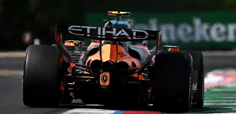 Voiture de course McLaren sur la piste
