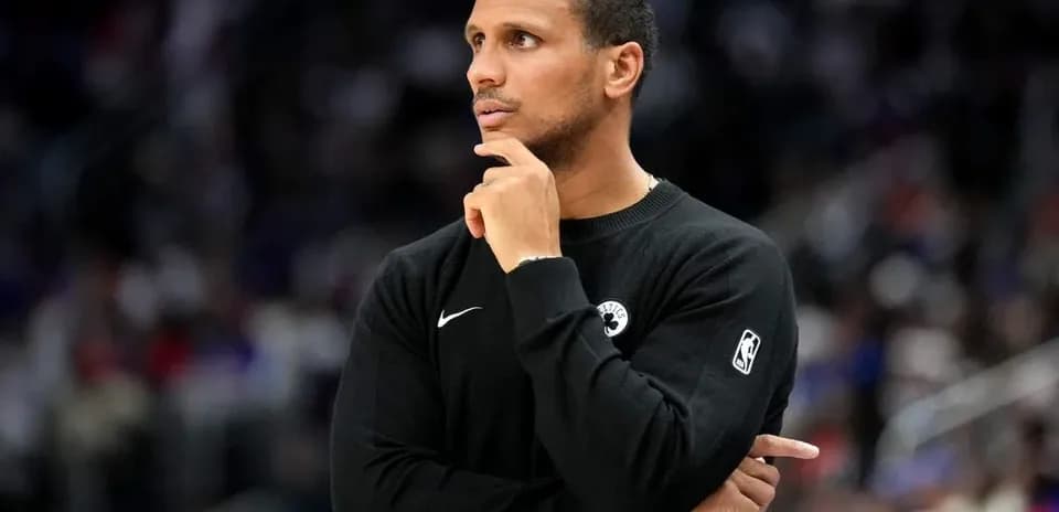 Entraîneur observant le match avec une main au menton