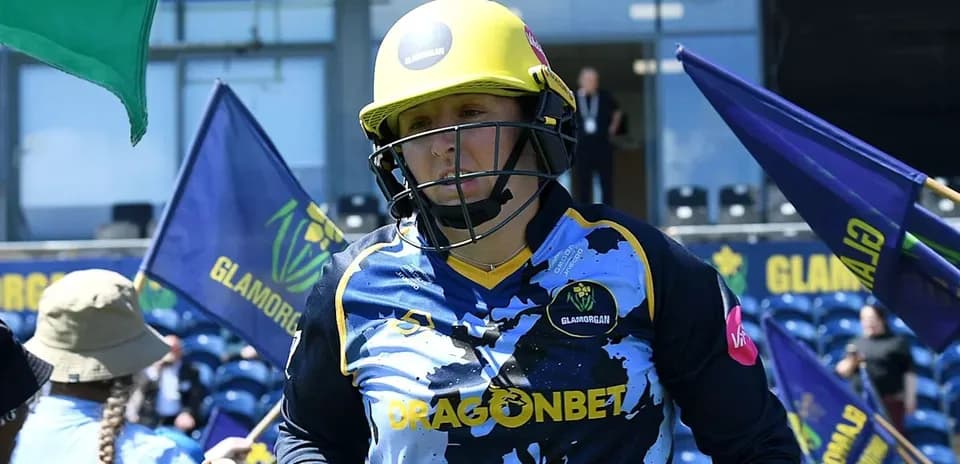 Joueuse de Glamorgan entrant sur le terrain avec drapeaux