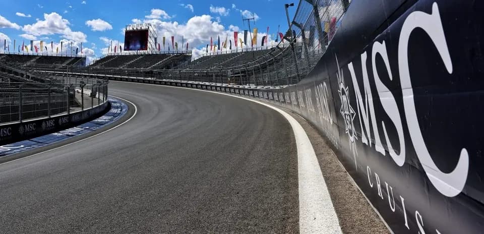 Virage d'un circuit de course avec tribunes vides
