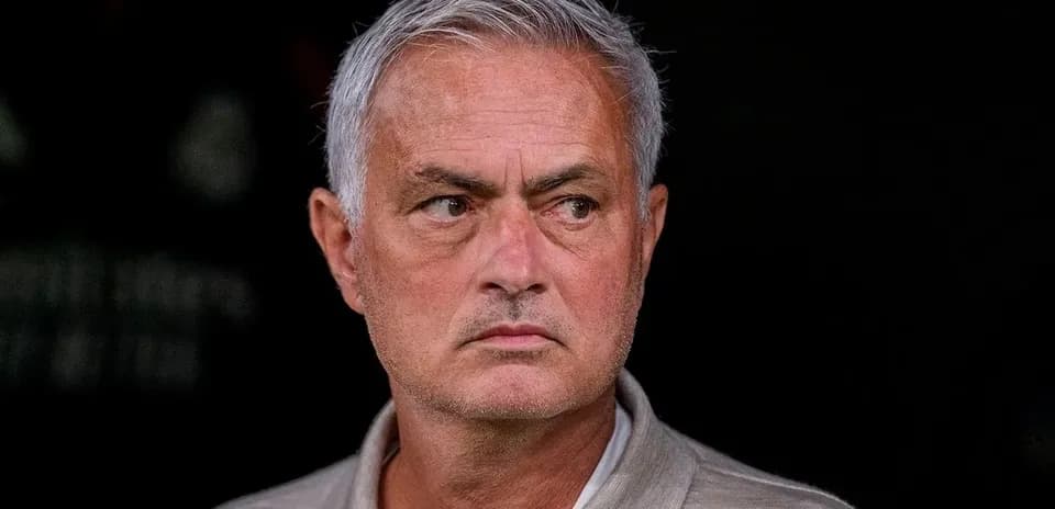 Entraîneur observant le match depuis le banc