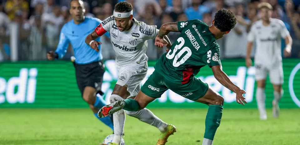 Joueur dribblant pendant un match de football
