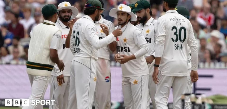 Joueurs de cricket pakistanais en discussion sur le terrain