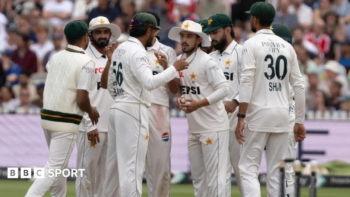 Joueurs de cricket pakistanais en discussion sur le terrain