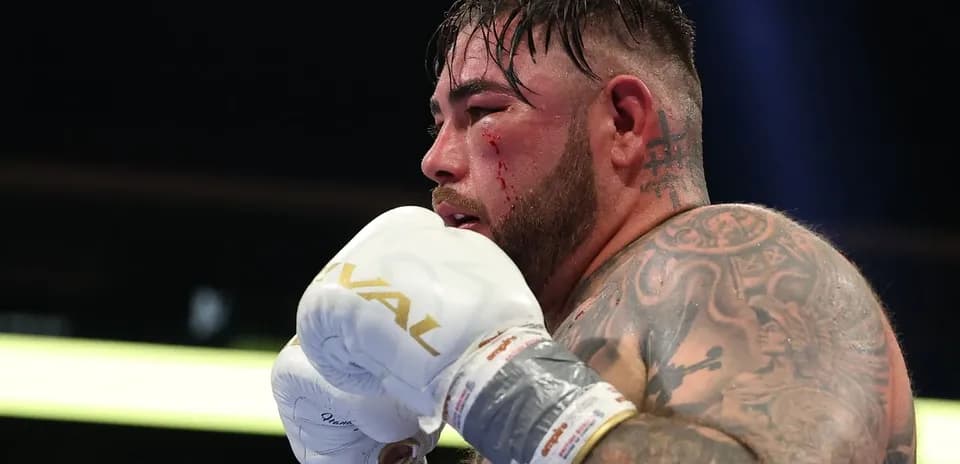 Boxeur avec des gants, visage blessé pendant un match