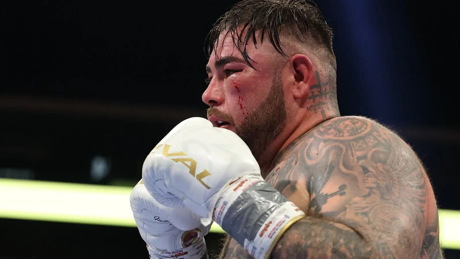 Boxeur avec des gants, visage blessé pendant un match
