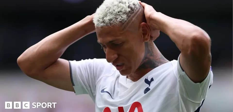 Joueur de Tottenham se tenant la tête sur le terrain