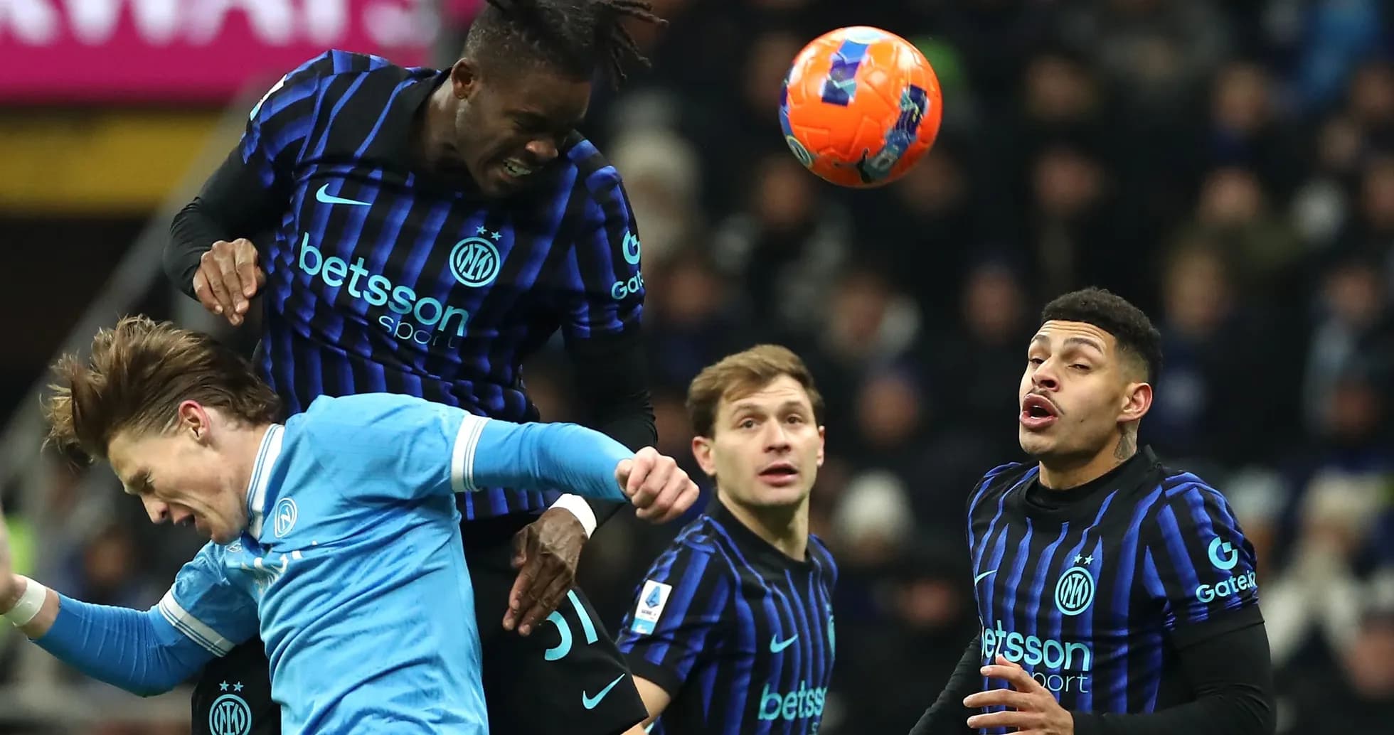 Un joueur de l'Inter en l'air pour un ballon