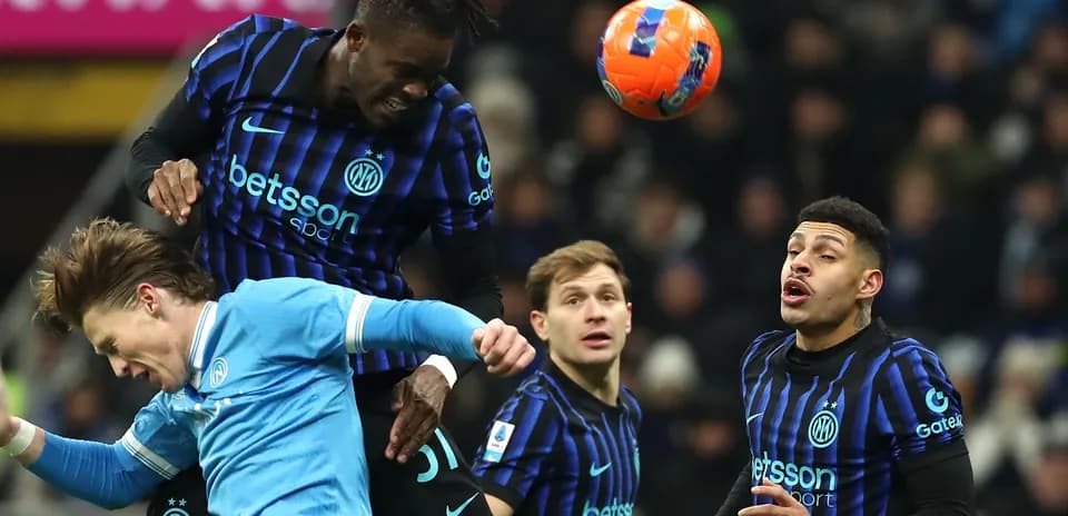 Un joueur de l'Inter en l'air pour un ballon