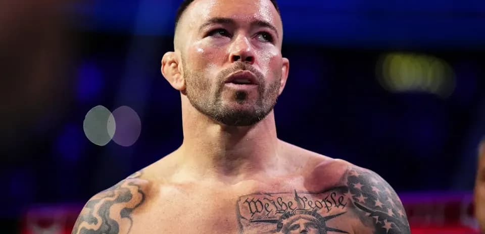Boxeur avec des tatouages avant le combat