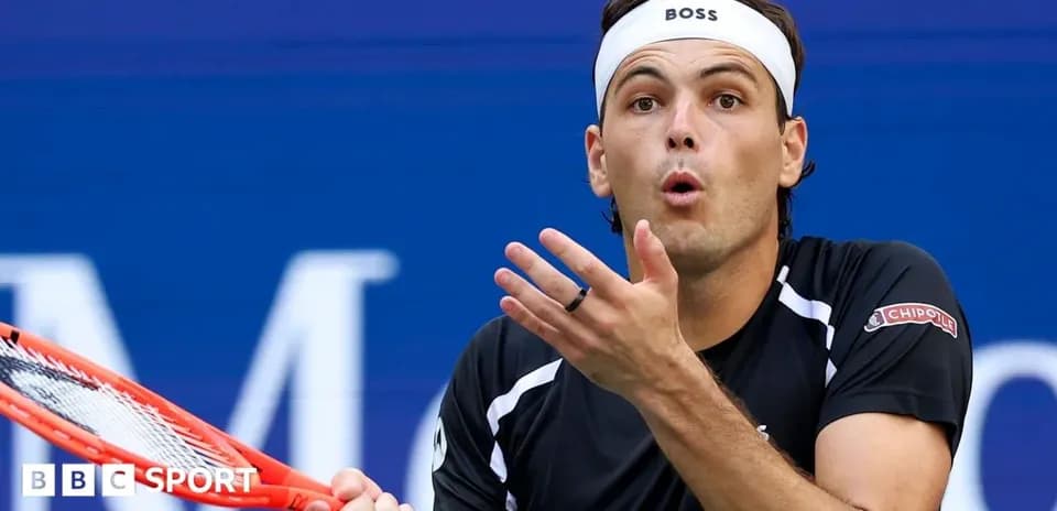 Joueur de tennis avec raquette en action