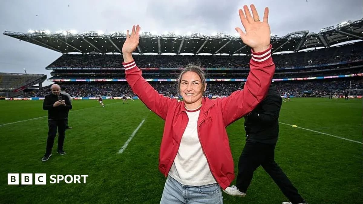 Femme saluant le public sur le terrain de rugby