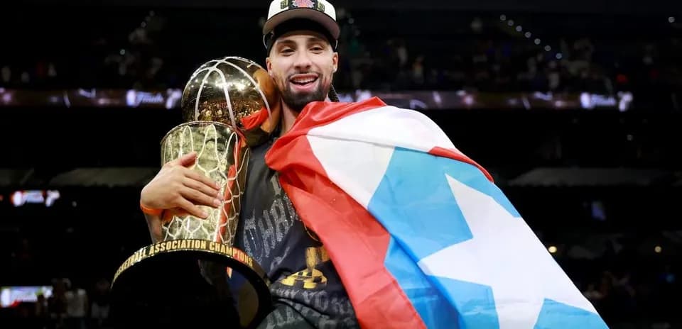 Joueur célébrant avec le trophée et un drapeau