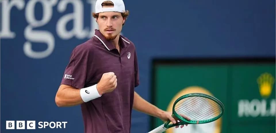 Joueur de tennis célébrant sur le court