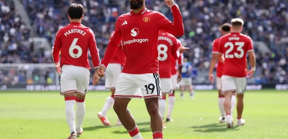 Joueur de Manchester United célébrant un but sur le terrain