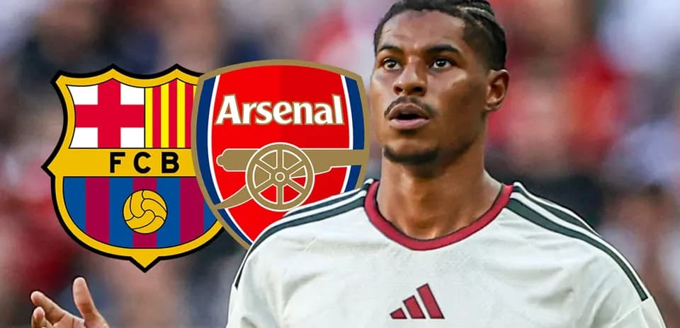 Joueur en maillot avec logos de Barcelone et Arsenal