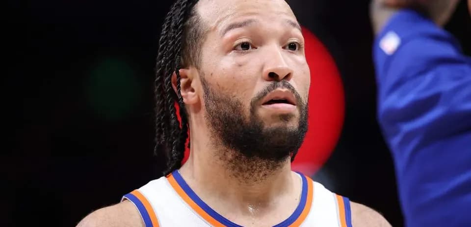Joueur en uniforme de basket regardant le jeu