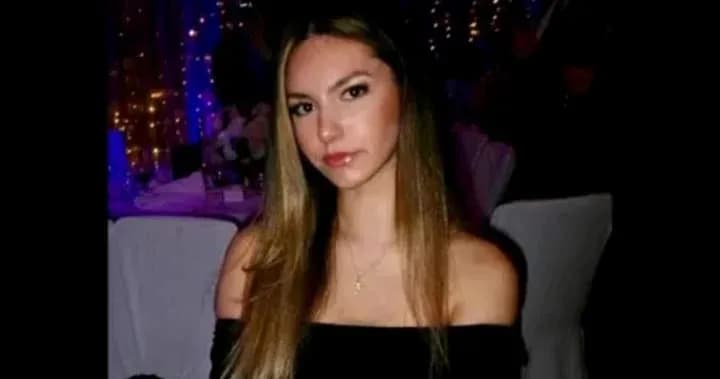 Jeune femme avec des cheveux longs dans un événement