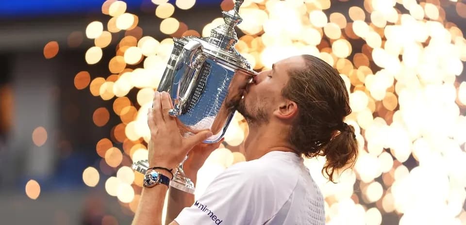 Joueur embrassant le trophée après la victoire