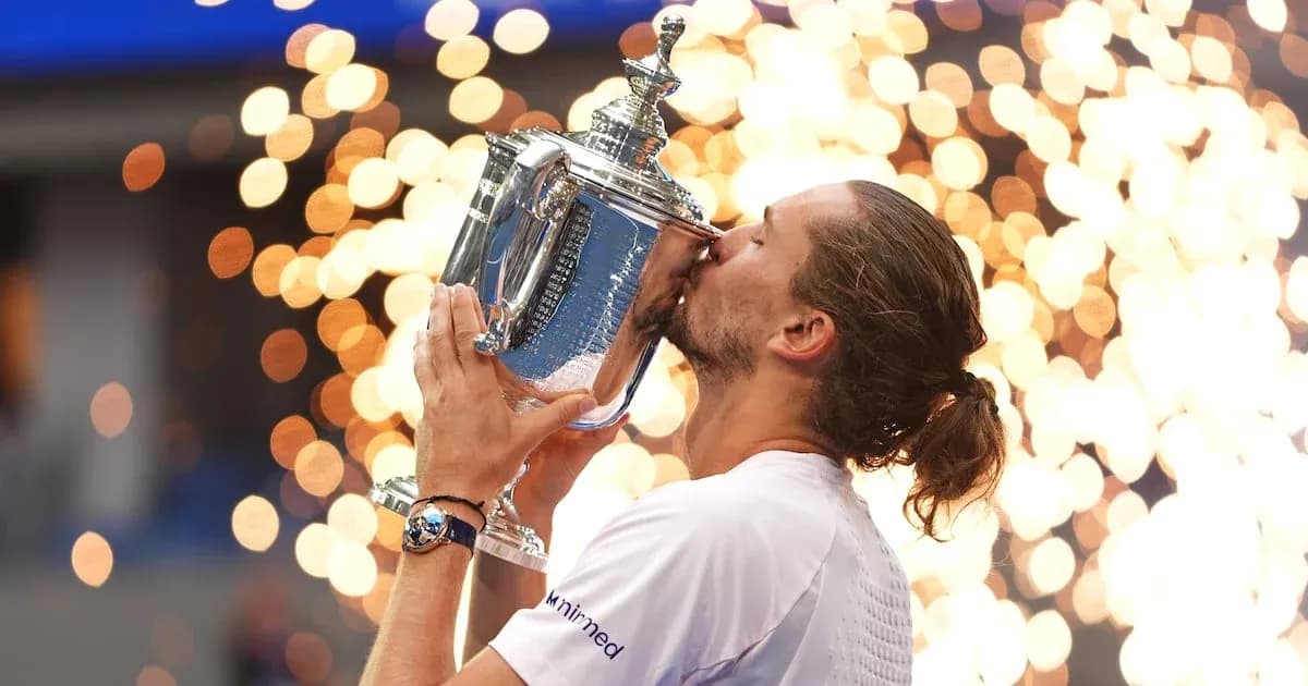 Joueur embrassant le trophée après la victoire