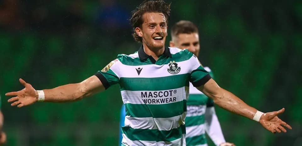 Joueur célébrant un but avec les bras écartés