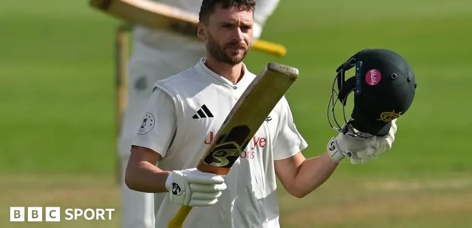 Joueur de cricket levant sa batte et casque