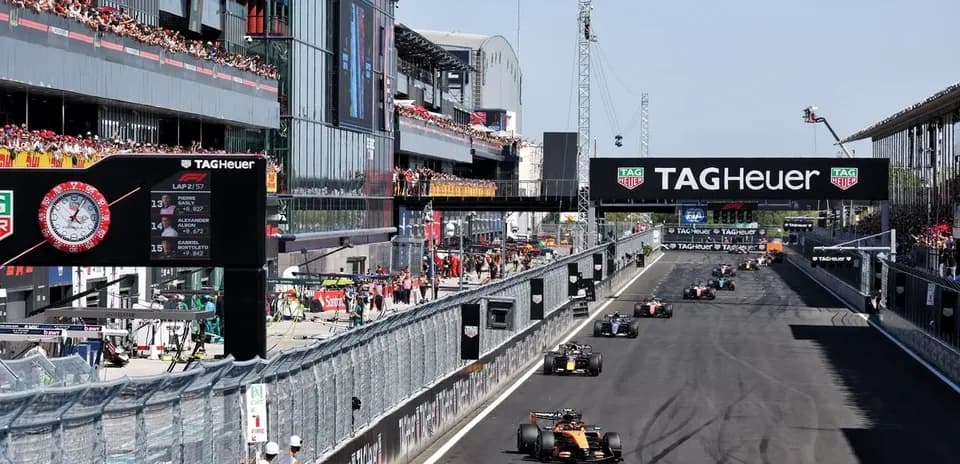 Voitures de Formule 1 en course sur le circuit