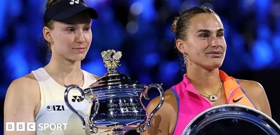 Deux joueuses tenant des trophées lors de la cérémonie