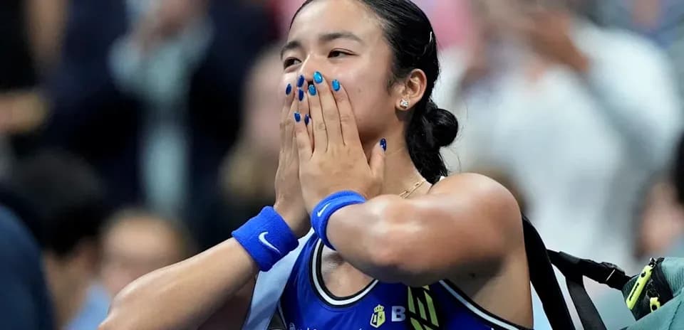 Joueuse de tennis célébrant sa victoire avec joie