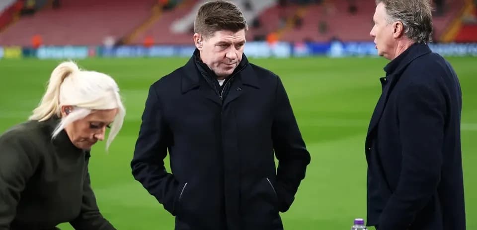 Trois personnes discutant sur le terrain de football