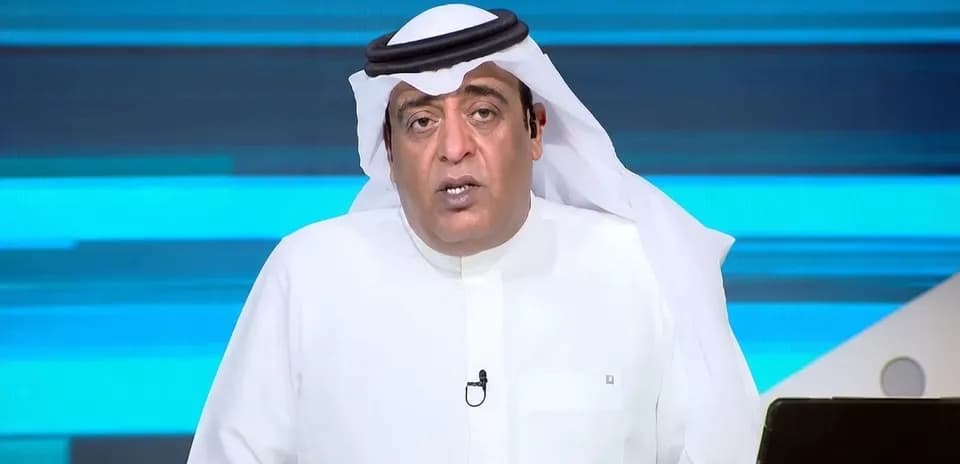 Présentateur parlant dans un studio de télévision