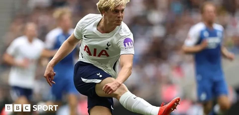 Joueur de Tottenham effectuant un tir pendant le match