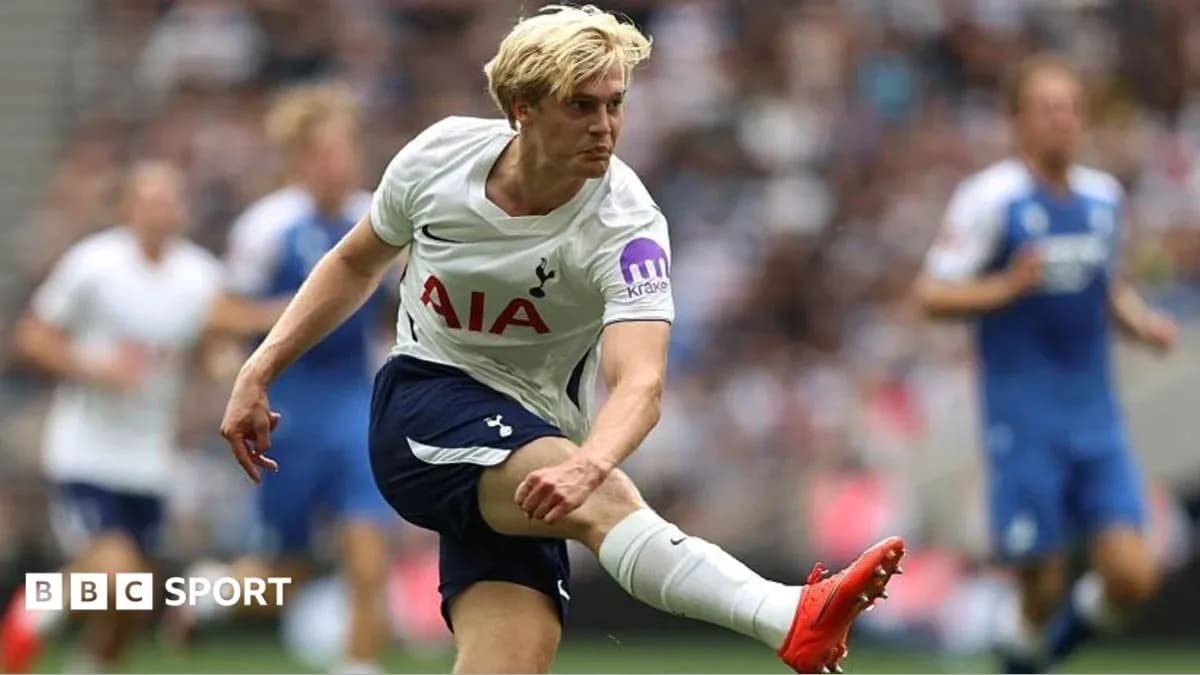 Joueur de Tottenham effectuant un tir pendant le match
