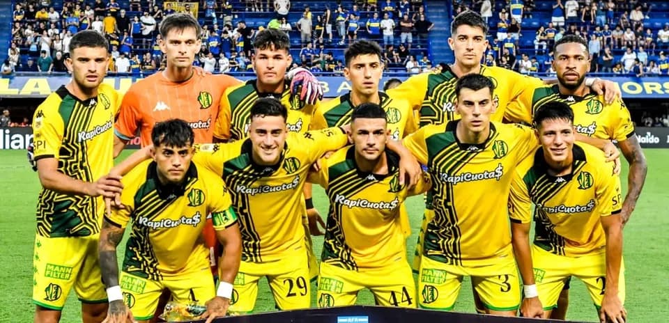 Équipe posant ensemble avant un match de football