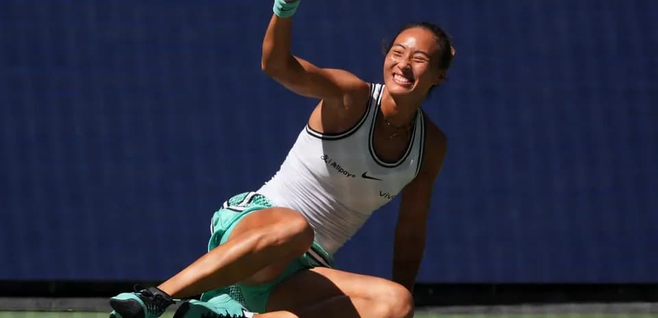 Joueuse de tennis célébrant sur le court
