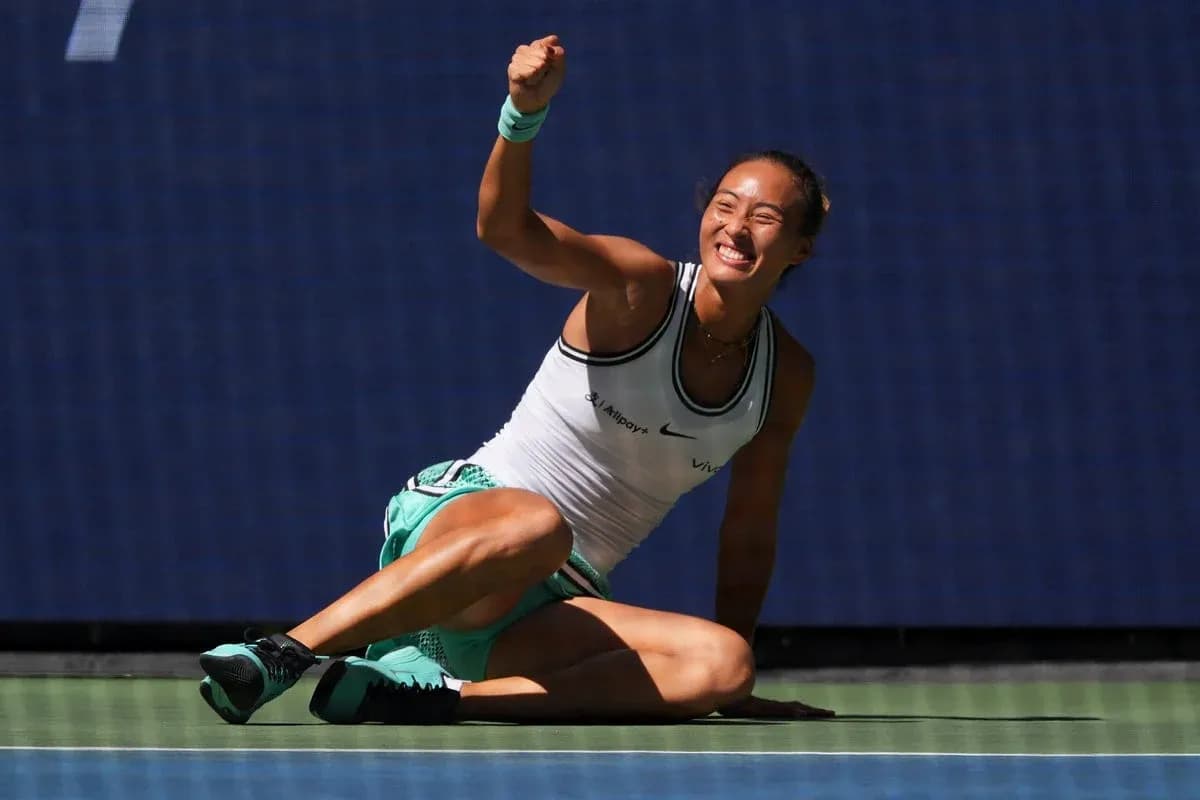 Joueuse de tennis célébrant sur le court