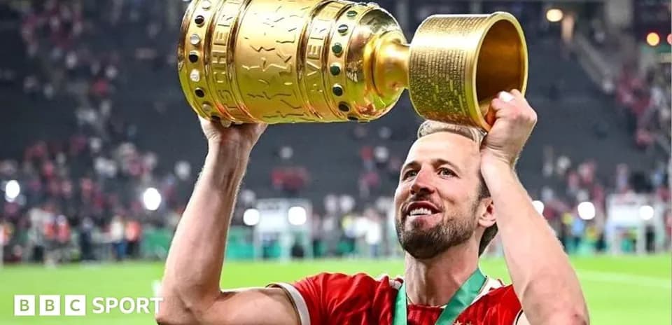 Joueur levant le trophée après la victoire