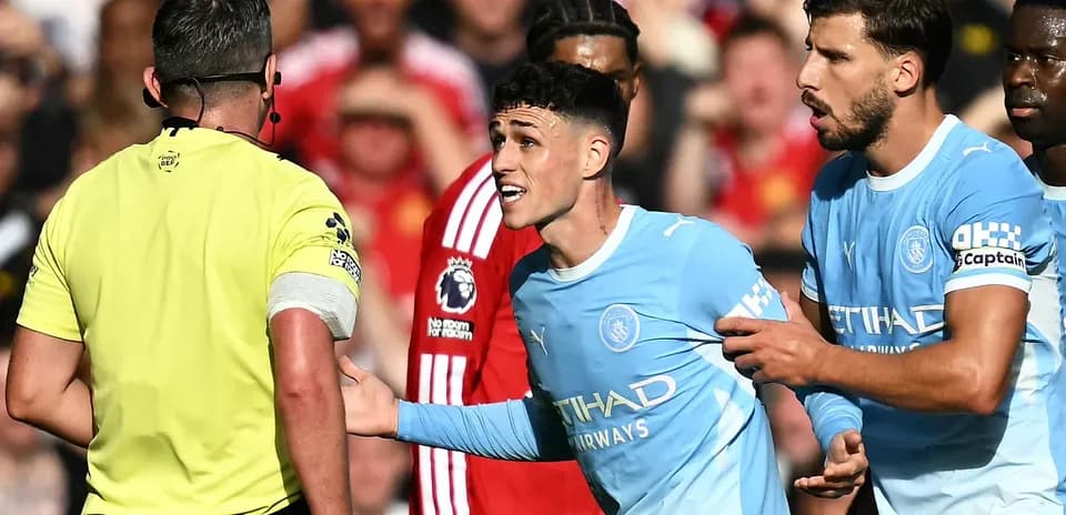 Joueurs de Manchester City discutant avec l'arbitre