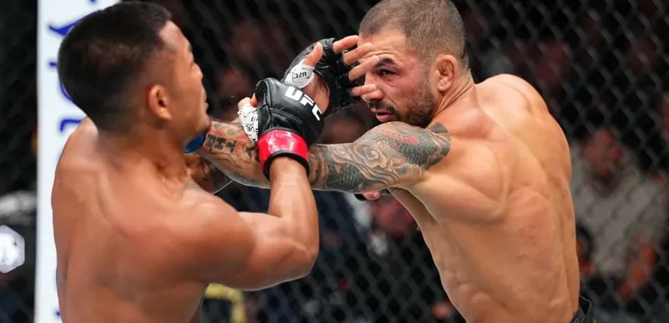 Deux combattants se battant dans l'octogone UFC