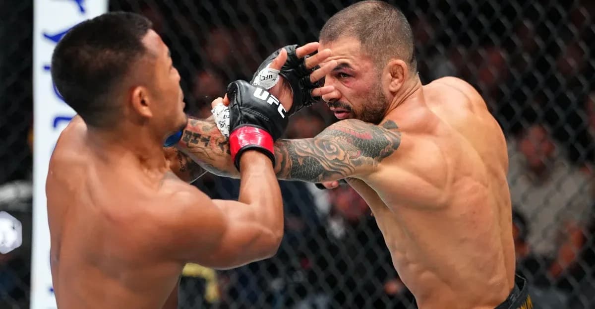 Deux combattants se battant dans l'octogone UFC