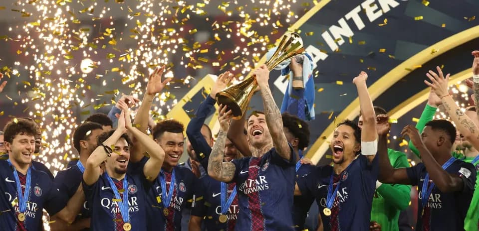 Joueurs du PSG célébrant la victoire avec le trophée